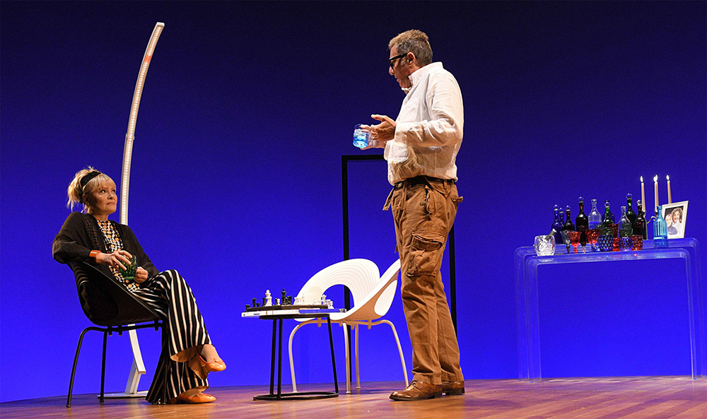 L'anatra all'arancia con Luca Barbareschi e Chiara Noschese, foto di Bepi Caroli e scenografie di Tommaso Ferraresi