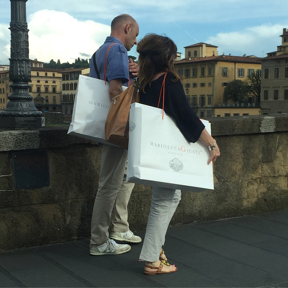 Turisti sul ponte Alla Carraia